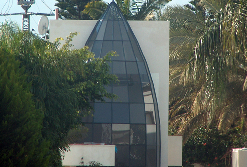 ויטרינת זכוכית מעוצבת.